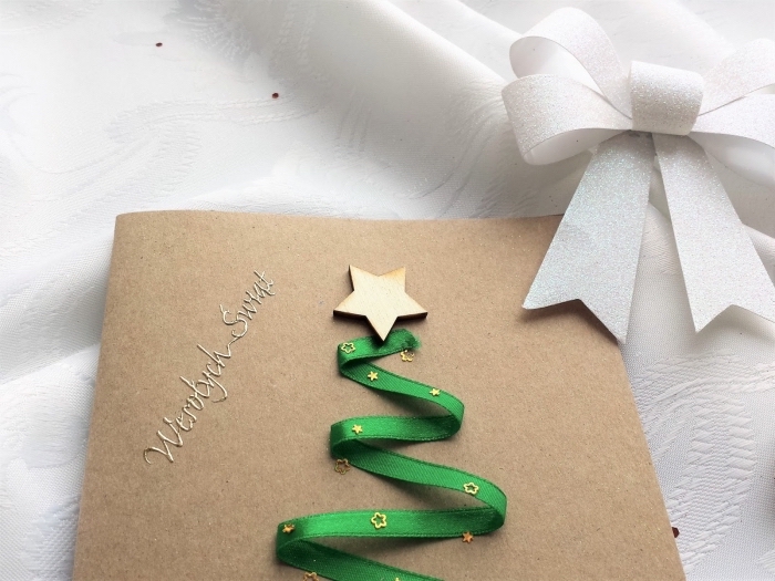 art papier facile pour Noël, idée scrapbooking facile, exemple de carte diy en papier kraft avec sapin en ruban vert et étoile en bois