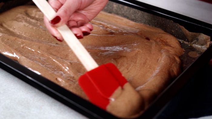 répartir le mélange au fond d une plaque de four et faire étaler à l aide d une spatule buche de noel facile et rapide recette