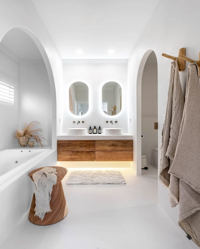 salle de bain blanche et bois meuble sous lavabo fonce eclairage