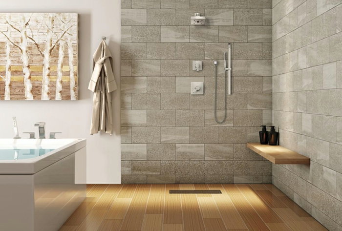 carreaux gris et sol en bois, baignoire forme rectangulaire, grande peinture, douche minimaliste