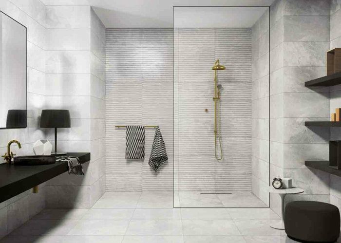 salle de bain luxueuse en noir et blanc, meuble sous vasque noir, étagères élégantes noires, carrelage gris clair, douche dorée