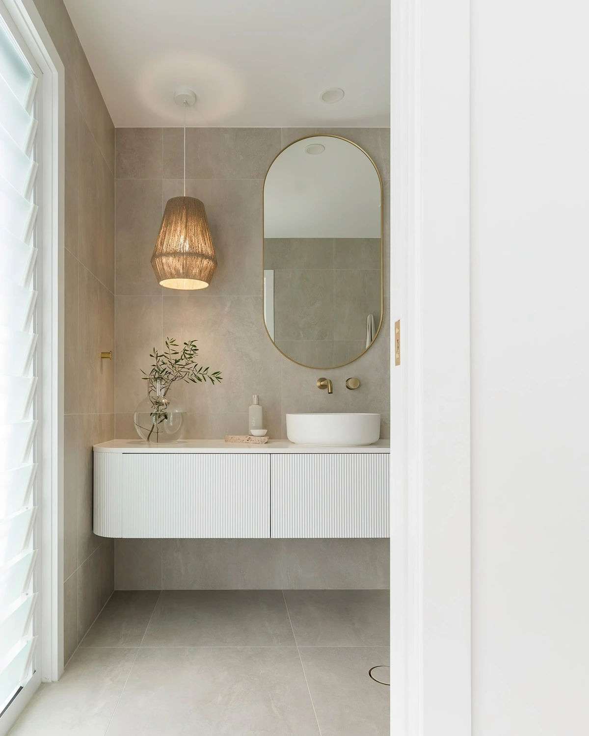 salle de bain gris et blanc dalles larges suspension lampe miroir