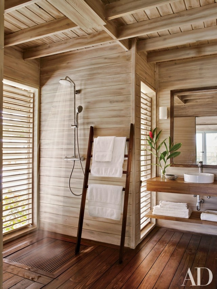 salle de bain en bois, échelle rangement de serviettes, sol en bois, plan vasque en bois, vasque blanche