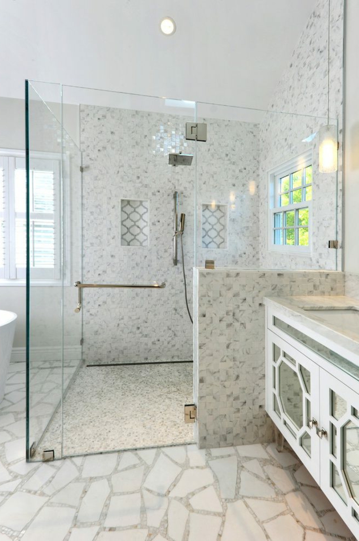 salle de bain blanche, plafond blanc, murs blancs tachés de gris, meuble avec miroirs aux portes, deux niches murales