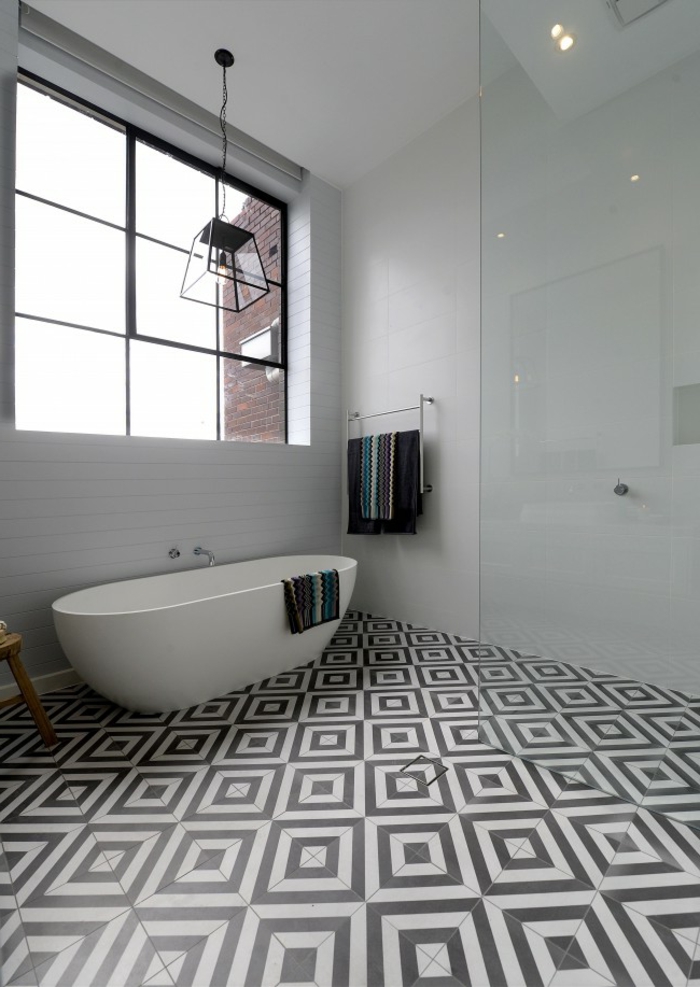salle de bain en gris et blanc, baignoire autoportante, grande fenêtre atelier, tabouret en bois