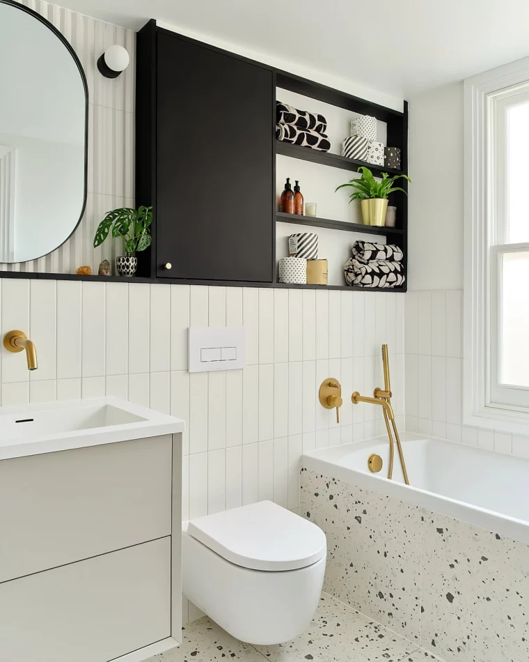 salle de bain noir et blanc pan de mur peinture mate robinetterie doree