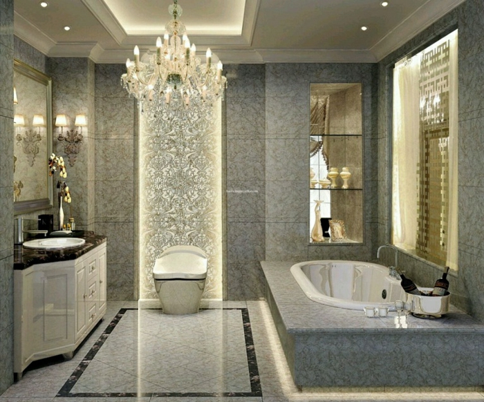 salle de bain esprit industriel, plafonnier baroque, baignoire à encastrer, carrelage de luxe gris clair, faux plafond éclairé et rangement intégré