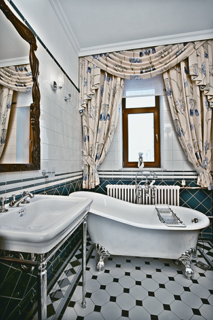 carrelage damier, lavabo vintage chic, grand miroir encadré, rideaux shabby, carrelage mural blanc, baignoire blanche pieds en chrome