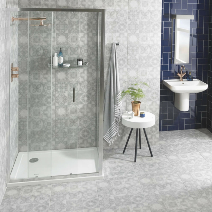 cabine de douche avec un receveur plat, douche couleur cuivrée, vasque vintage blanche, carreaux métro bleus, carrelage motifs carreaux de ciment