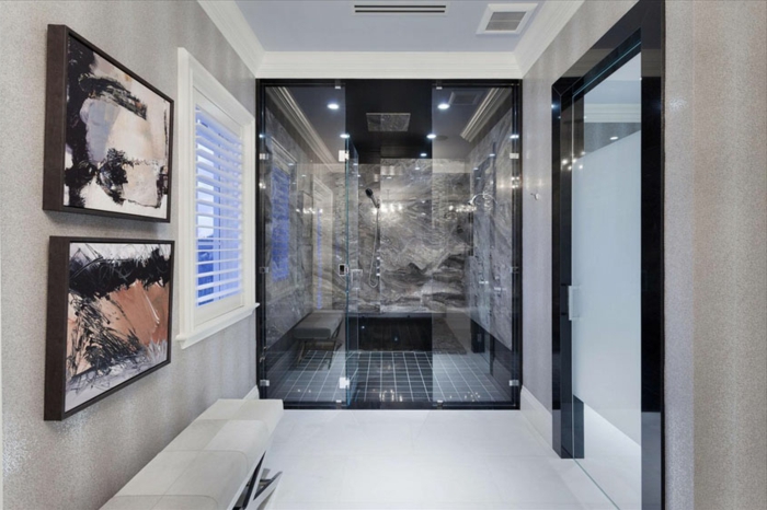 salle de bain gris et noir, sol carreaux noirs, peintures abstraites, banquette, jolie cabine de douche