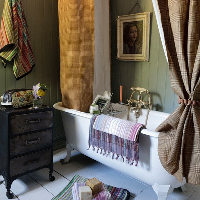 rideaux à carreaux beiges, baignoire autoportante, meuble en bois vintage avec trois tiroirs, portrait encadré