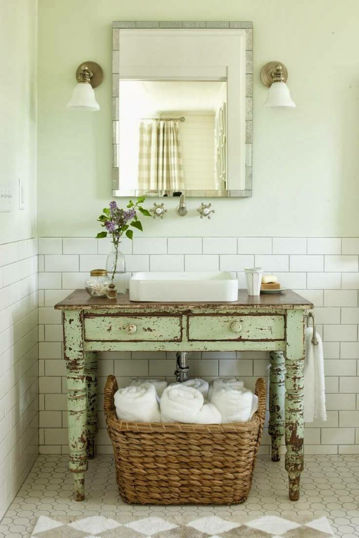 meuble sous vasque réutilisé, panier tressé, petite vasque à encastrer, miroir et deux appliques blanches, grand panier
