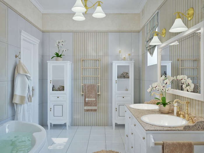 grande salle de bain blanche, lampes blanches, lavabo élégant, meuble blanc aux tiroirs, grand miroir encadré, colonnes de rangement