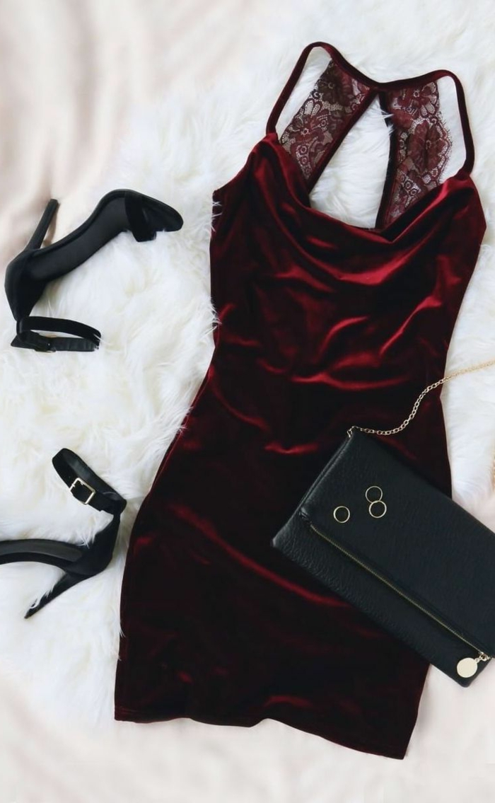robe rouge en velours, sac noir, sandales noires, dos dénudé en dentelle, pochette rectangulaire noire, plaid fourrure blanche 