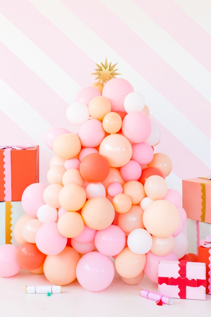 un arbre de noel original en ballons en tons pastel pour une déco des fête de fin de l'année colorée et fraîche