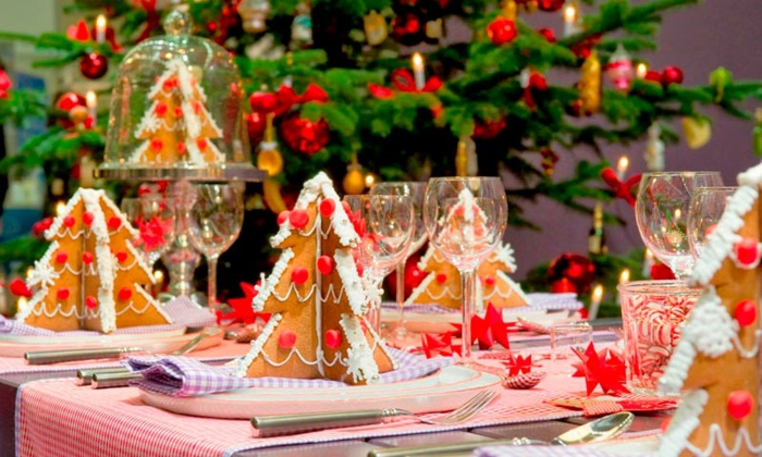 jolis sapins décoratifs en carton plié, couvertures de table roses, verres à vin en verre, grand arbre de noel
