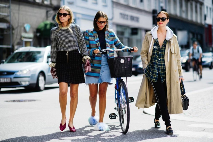 escarpins burgundy, jupe noire, pull femme carreaux, manteau tweed rayé, vélo chic bleu, long manteau et chemise carreaux femme