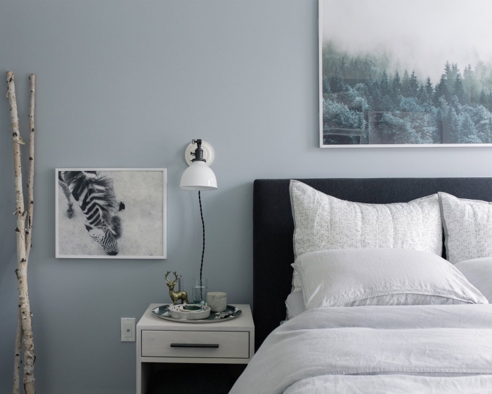 déco scandinave dans une chambre à coucher, couleur neutre pour les murs dans une chambre, coloris gris bleute