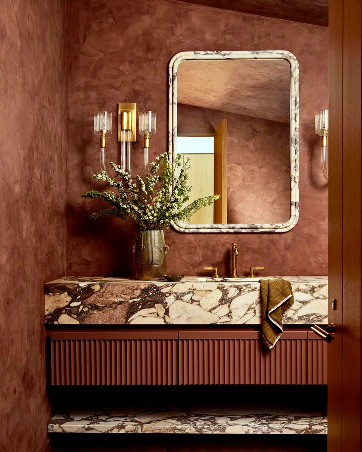 style retro chic salle de bains coulurs terreux et marbre