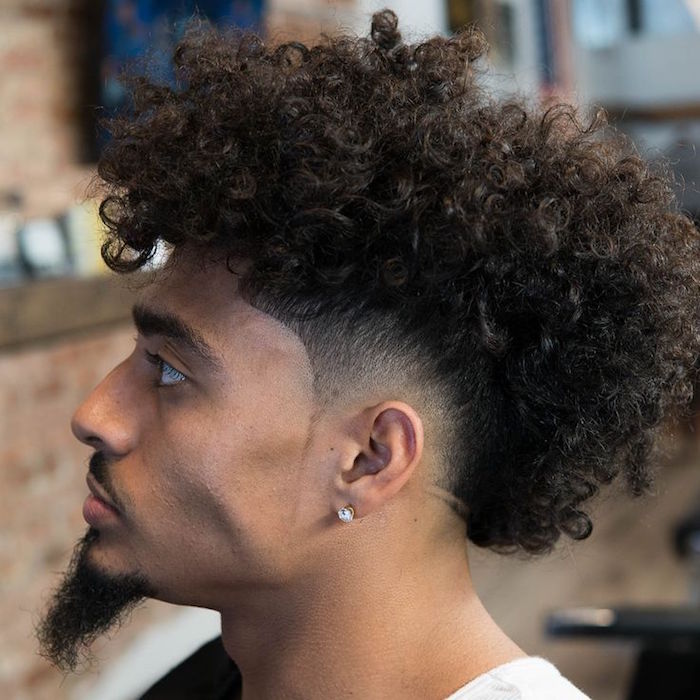 coiffure pour cheveux crépus homme métisse long avec dégradé bas autour oreilles et dessus afro bouclé avec bouc barbe