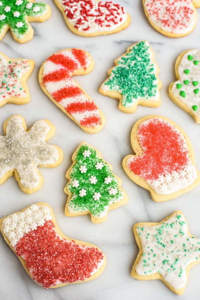 recette biscuits en forme de sapins et flocons de neige, idée comment décorer des cookies noel au sucre couleur rouge et vert