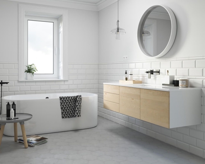 modèle salle de bain blanche contemporaine, objet à design graphique pour une déco scandinave dans la salle de bain claire