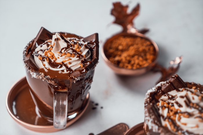 comment faire un chocolat chaud, idée comment servir le chocolat chaud gourmand dans un verre givré facile