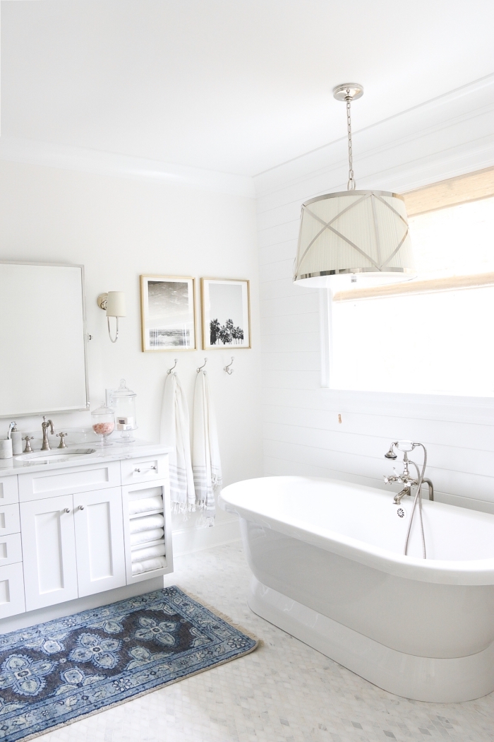 idee salle de bain aux murs blancs avec déco de cadres photos en bois, aménagement salle de bain avec baignoire