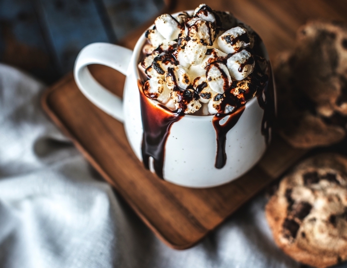 faire un vrai chocolat chaud, mug tasse de café blanche, recette facile boisson au chocolat et guimauves fondues