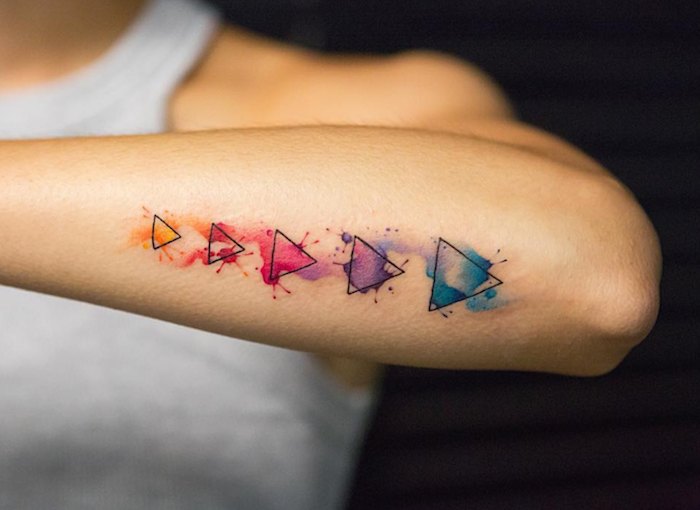 modele petit tatouage avant bras femme avec triangles simples et couleurs aquarelle watercolor