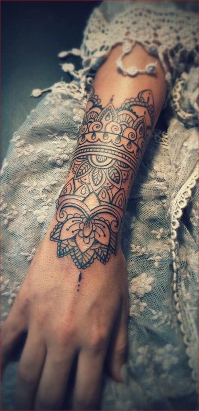 tatouage bras pour femme mandala dentelle rosace sur poignet en ligne noire