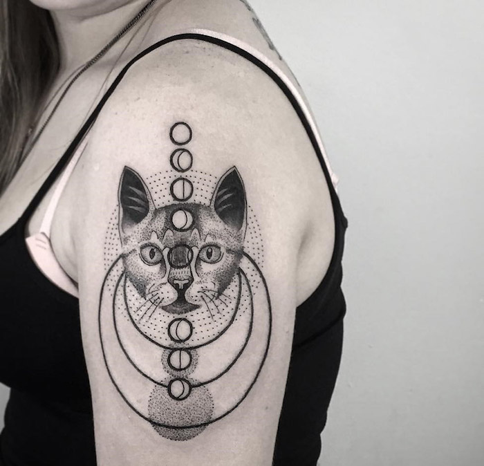 tatouage manchette femme tete de chat egyptien avec spirale mystique et points handpoke