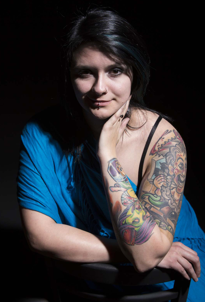 tatouage en couleurs comics bras pour femme brune avec robe bleue de l'épaule au poignet 