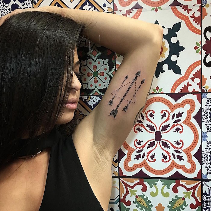 tatouage bras pour femme trois fleches et triangle pointillés sur intérieur biceps