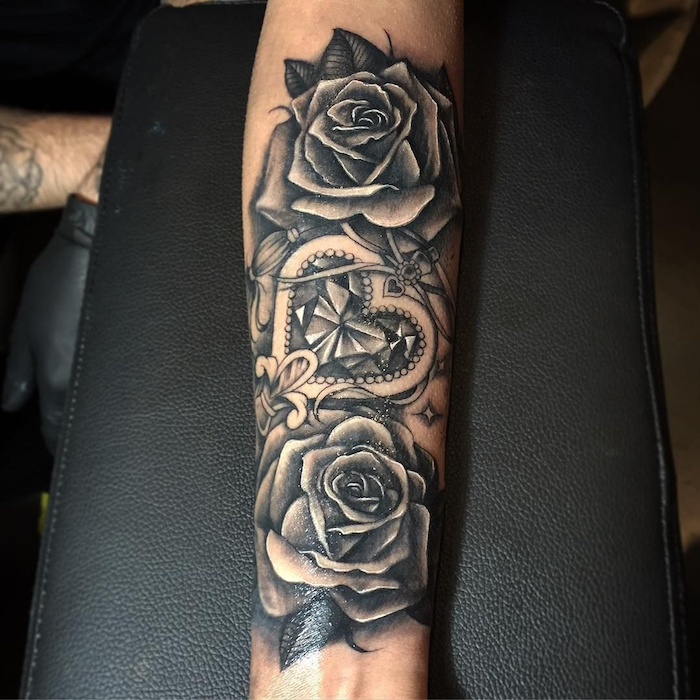 tatouage fleurs et diamant coeur noir et blanc avec ombrage sur avant bras de femme