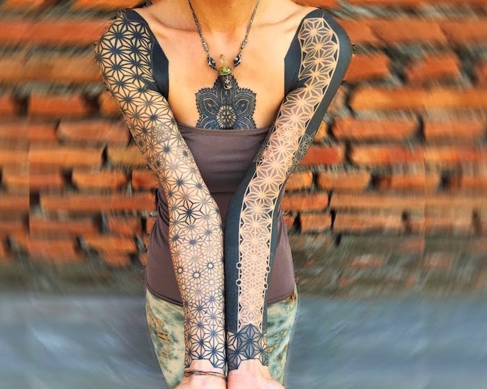 modele tatouage bras complet femme géometrique avec rosaces noires de l'épaule au poignet et tattoo mandala sur la poitrine