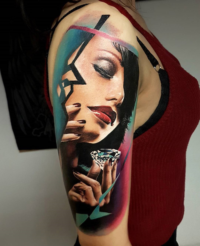 modele tatouage féminin visage de femme et diamant sur fond en couleur abstrait