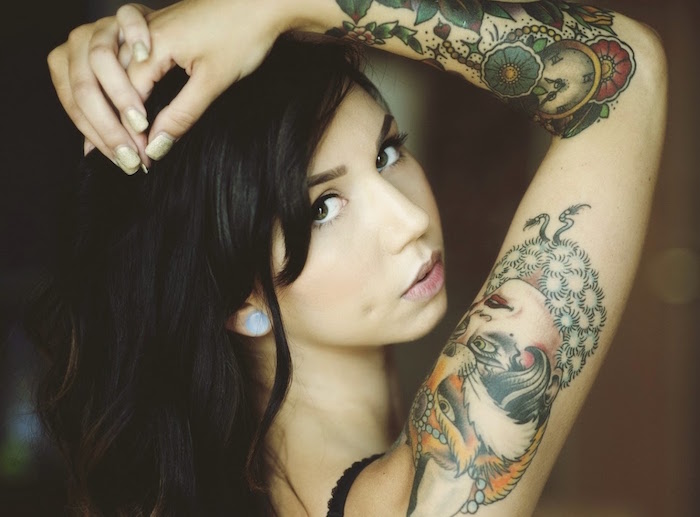 tatouage bras pour femme pin up sur épaule et tattoo old school sur avant bras et poignet