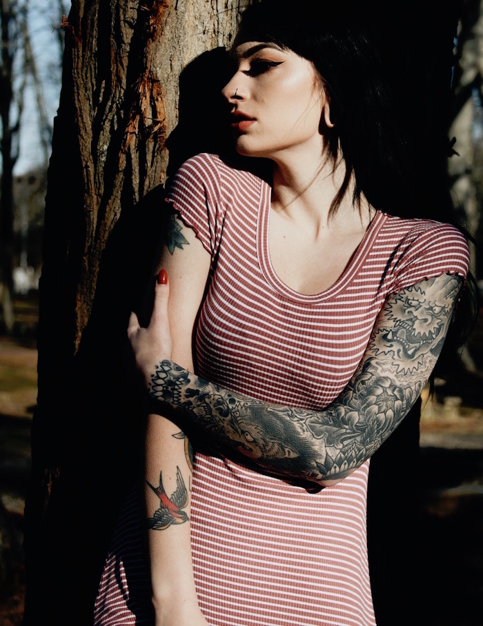 tatouage bras complet type tattoo japonais irezumi en noir et blanc et hirondelle old school sur la manche pour femme brune 