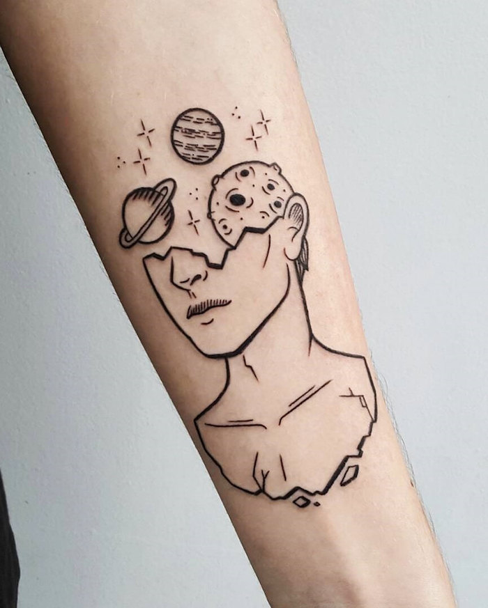 tatouage avant bras de femme buste abstrait avec planetes comme tete dans les nuages en noir et blanc