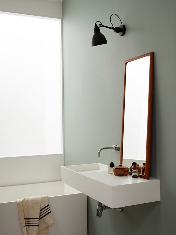 aménagement petite salle de bain aux murs vert pastel mate, design intérieur moderne avec mur de couleur vert de gris