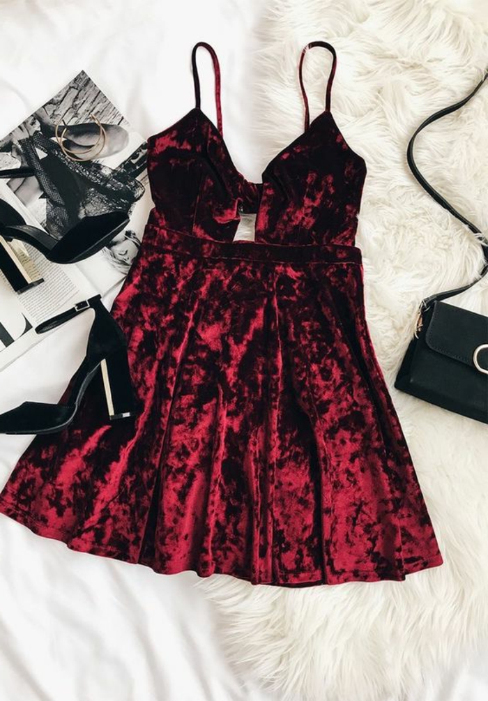 robe en velours rouge, chaussures talons hauts, sac noir, robe corolle burgundy, pochette bandoulière