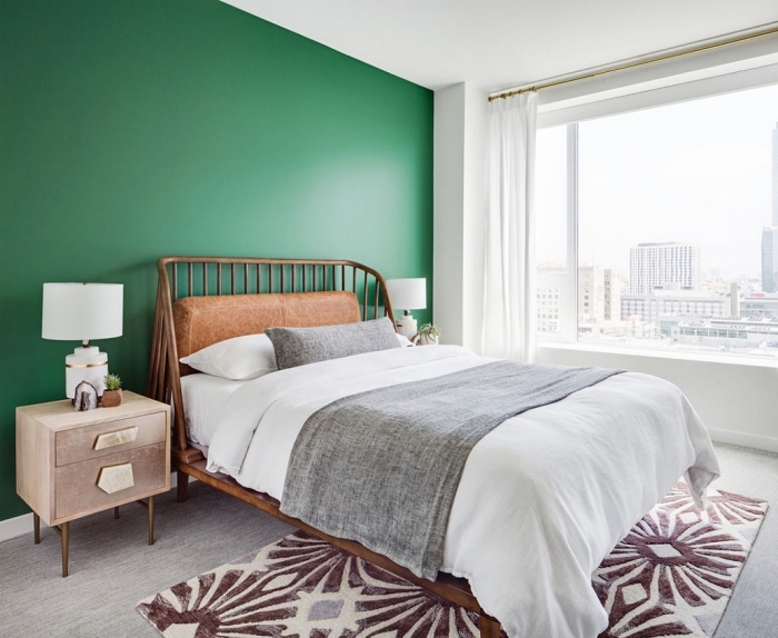 deco chambre parentale à design mural bicolore, peinture nuance de vert, aménagement chambre adulte avec mur accent en vert
