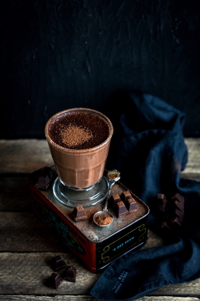 chocolat fondu au lait, recette chocolat chaud épais maison, boisson chaude et réconfortante au chocolat ou cacao en poudre