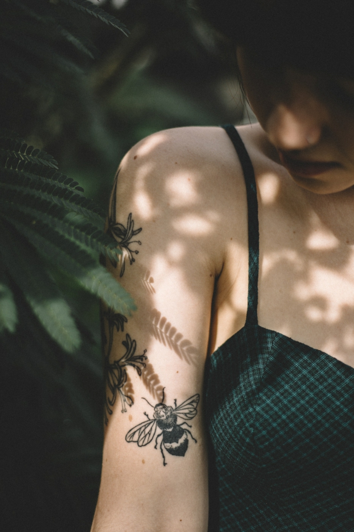 Beau tatouage graphique abeille, femme jolie tatouée sur la main, idée tatouage femme, tatouage stylé