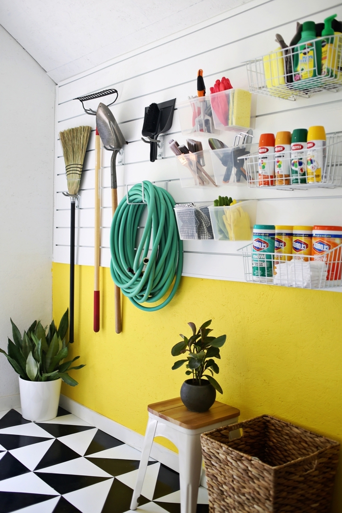 comment décorer les murs avec peinture jaune, exemple de rénovation garage moderne avec rangement mural en crochets et boîtes