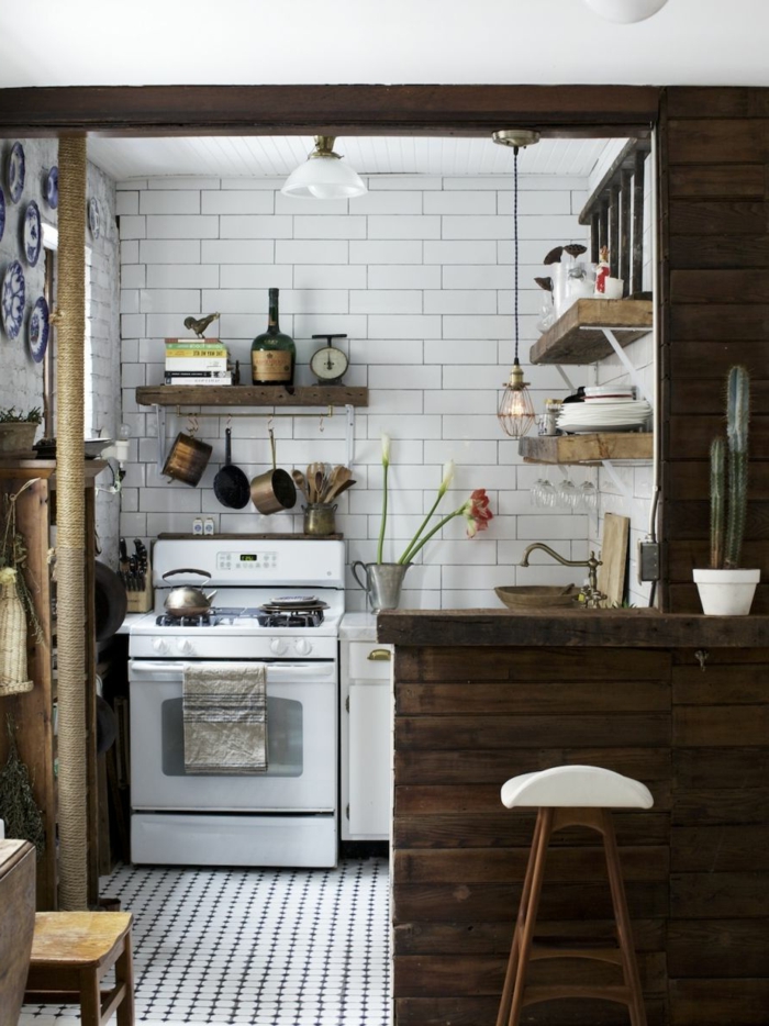cuisine bois et blanc, carrelage métro blanc, étagères en bois, évier rond, suspension cage, assiettes décoratives au mur