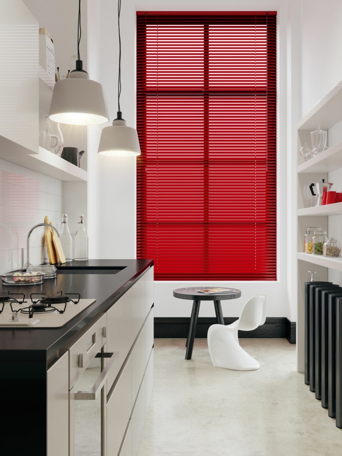 cuisine en noir et blanc, lampes pendantes, étagère blanche, rideau de fenêtre rouge, petite table et petite chaise
