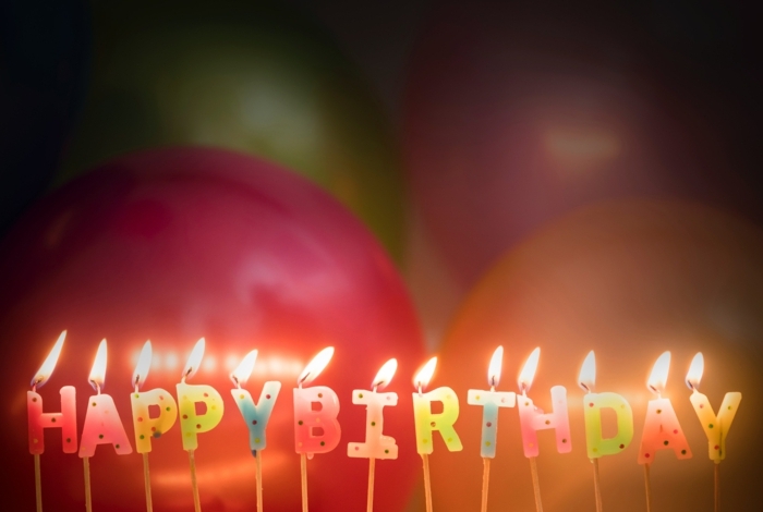 comment faire une carte d'invitation, déco de fêtes et d'anniversaires, bougies allumées happy birthday, ballons colorés