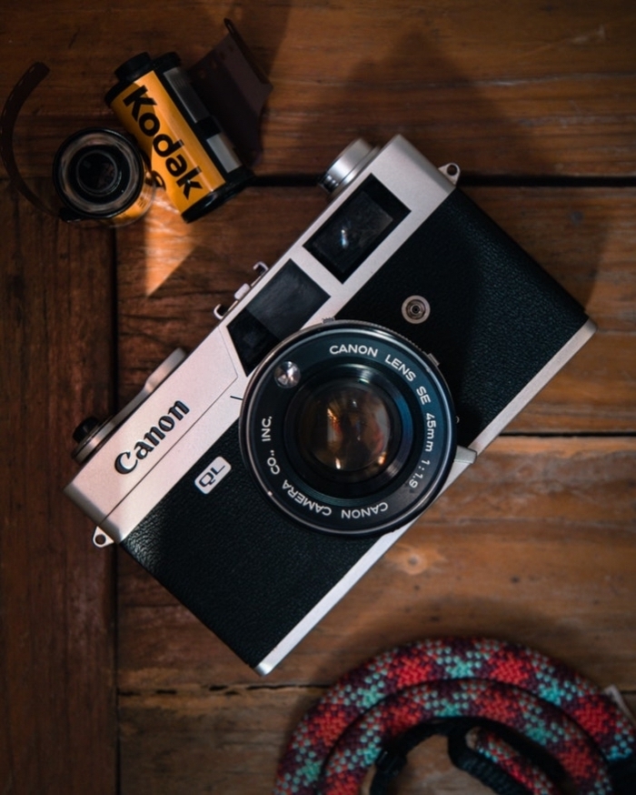 appareil photo argentique canon avec pellicule kodak, idée de cadeau de noel pour homme passionné pour la photographie